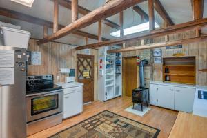 Imagen de la galería de Grandpas Cabin about 30 Miles to Yellowstone!, en Island Park