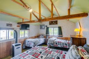 Ένα ή περισσότερα κρεβάτια σε δωμάτιο στο Grandpas Cabin about 30 Miles to Yellowstone!