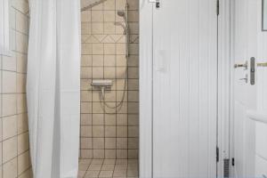 a bathroom with a shower with a shower curtain at SB102-Sydals-Laerkemose-18 in Neder Lysabild +17 photos