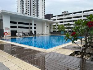 una gran piscina en medio de un edificio en Tamara Presint 8 Putrajaya Lakeview Suites, en Putrajaya
