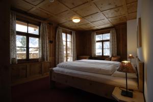 En eller flere senger på et rom på Hotel Ducan