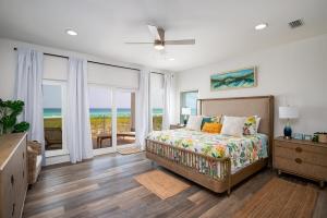 En eller flere senge i et værelse på Beachfront Luxury Estate Sleeps 20 & Allows Events