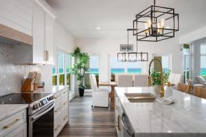 Køkken eller tekøkken på Beachfront Luxury Estate Sleeps 20 & Allows Events