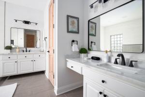 Et badeværelse på Beachfront Luxury Estate Sleeps 20 & Allows Events + 48 billeder