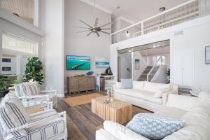 Et opholdsområde på Beachfront Luxury Estate Sleeps 20 & Allows Events