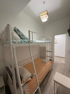 Un dormitorio con dos literas en una habitación. en Alloggio Turistico Mare Verde, en Gaeta