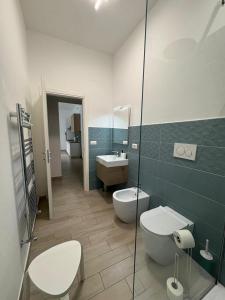 a bathroom with a toilet and a sink at Alloggio Turistico Mare Verde Gaeta in Gaeta +35 photos