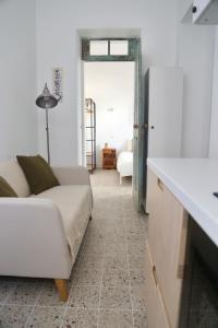 una sala de estar con un sofá y una mesa en Refúgio com Jardim no Coração de Aveiro, en Aveiro