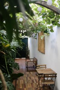 una habitación con bancos y plantas en una pared en Refúgio com Jardim no Coração de Aveiro, en Aveiro