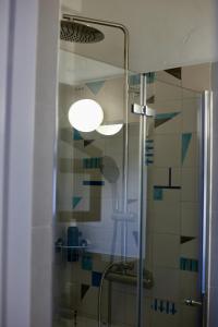 Un baño con ducha con puerta de cristal en Refúgio com Jardim no Coração de Aveiro, en Aveiro 6 fotos más