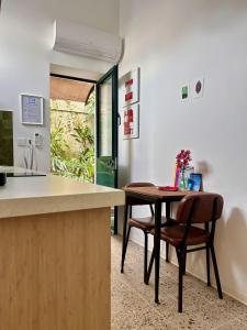 cocina con mesa y 2 sillas en Refúgio com Jardim no Coração de Aveiro, en Aveiro