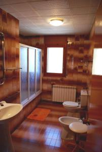 a bathroom with two sinks and two toilets at Cal Serveró in Peramola