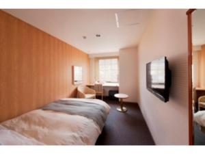 呉市にあるK,M,H Art hotel by Kure Morisawa - Vacation STAY 11375vのベッド2台とテレビがあるホテルの部屋 +17枚の写真