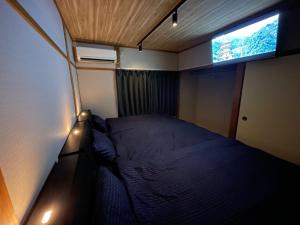 a small bedroom with a bed and a window at Guest house TOMORI - Vacation STAY 10947v in Shingu