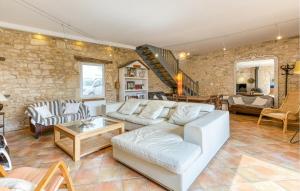 Χώρος καθιστικού στο 4 Bedroom Nice Home In Saint-Pierre-D'oléron