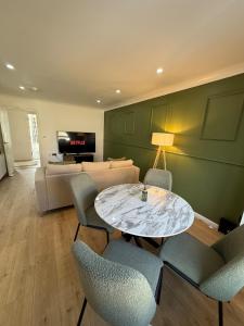 Posezení v ubytování Luxurious 2BR, 8 mins from centre