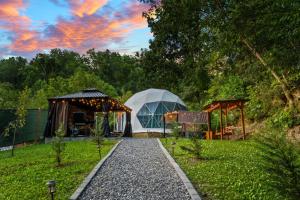 ピジョン・フォージにあるLuna Glampingの温室とガゼボのある庭園