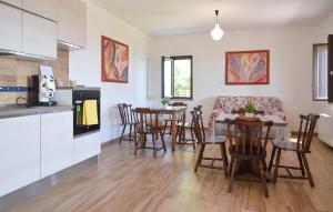 Η κουζίνα ή μικρή κουζίνα στο 2 Bedroom Awesome Home In Sessa Cilento