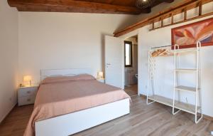 Ένα ή περισσότερα κρεβάτια σε δωμάτιο στο 2 Bedroom Awesome Home In Sessa Cilento