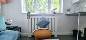 ein Wohnzimmer mit einem Stuhl und einem Kissen darauf in der Unterkunft Corby Stay 2BR Work Trips & Family Friendly in Corby