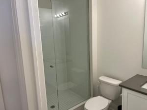 Et badeværelse på Bowmanville Room