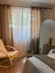 - une chambre avec une chaise et une fenêtre dans l'établissement warm&stylish apartment, à Shkodër