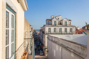 リスボンにあるFLH Bairro Alto Loft with Sunny Terraceの建物のバルコニーからの眺め