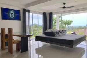 Χώρος καθιστικού στο Hillside 2br Apartment Shared Pool