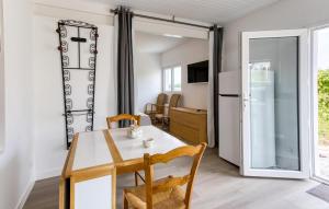Μια τηλεόραση ή/και κέντρο ψυχαγωγίας στο 1 Bedroom Nice Home In Saint-Pierre-D'oléron