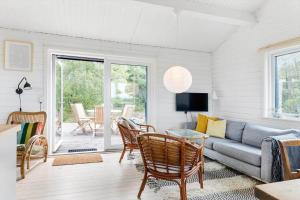 uma sala de estar com um sofá e cadeiras em TV1554-Albaek-Jupitervej-4 em Ålbæk