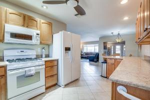 Η κουζίνα ή μικρή κουζίνα στο Close to Golf Sun City Escape with Furnished Porch!