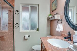 Ένα μπάνιο στο Close to Golf Sun City Escape with Furnished Porch! +16 φωτογραφίες
