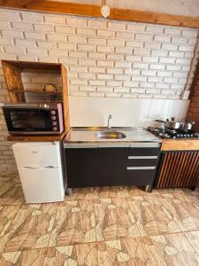 a kitchen with a sink and a microwave at Amanecer Eldorado in Eldorado