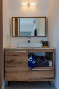 un mobile bagno con lavabo e specchio di Malibu Residential 3BD - Or a Cozumel Altre 16 foto