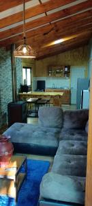 een woonkamer met een bank en een tafel bij Cabaña PACASTY in Valdivia