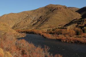 a river with a mountain in the background at Casa de campo en Pilolil Sobre el Río alumine in Pilolil
