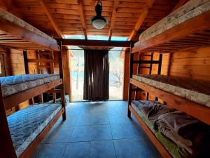 a room with two bunk beds in a cabin at Casa de campo en Pilolil Sobre el Río alumine in Pilolil