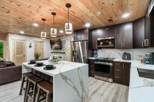 Η κουζίνα ή μικρή κουζίνα στο New Listing - Dollywood - HotTub - Arcade - Grill