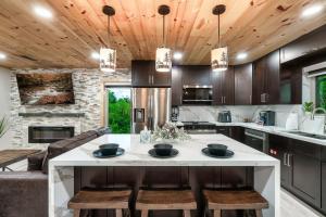 Dapur atau dapur kecil di New Listing - Dollywood - HotTub - Arcade - Grill +16 gambar