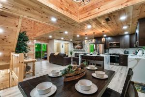 Dapur atau dapur kecil di New Listing - Dollywood - HotTub - Arcade - Grill