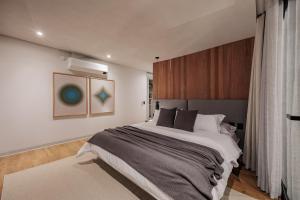 a bedroom with a large bed in a room at Sereno Building in Medellín