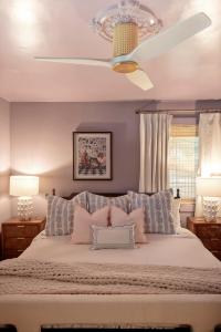 ein Schlafzimmer mit einem Bett mit Deckenventilator in der Unterkunft NEW! The Spoonbill House - 2 Kings 1 Full, 10 Minutes to Downtown, 10 minutes to Airport in Charleston