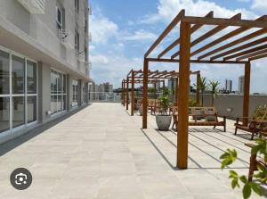 a large patio with benches on a building at Studio 152 novo, completo com ar condicionado e muito bem decorado - centro in Mogi das Cruzes