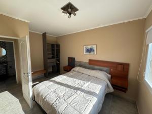 une chambre avec un lit et un ventilateur de plafond dans l'établissement Cabañas Agapanthus Las Marias, à Tandil 11 autres photos