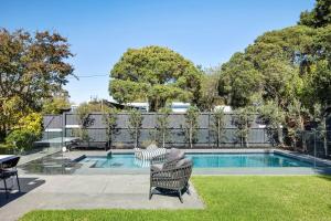 Bazén v ubytování Bayside Melbourne Family Home Steps from the Beach nebo v jeho okolí