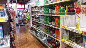 un pasillo de una tienda con un montón de botellas de alcohol en Mobile Home Maslina, en Jezera