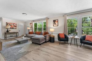 Photo de la galerie de l'établissement Luxury 4BR Pool Jacuzzi Arcade USC Ft Jackson, à Columbia