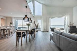 un salon avec une table et un canapé dans l'établissement TV1512-Frederikshavn-Saltebakken-50-A, à Frederikshavn