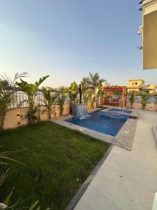 einen Hinterhof mit Pool und Hof in der Unterkunft EMPIRE-K Homes -Khalid's Villa in New cairo
