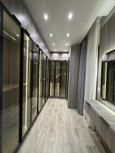 einen leeren Flur mit Glastüren und einem Hallwayngth in der Unterkunft EMPIRE-K Homes -Khalid's Villa in New cairo + 2 Fotos